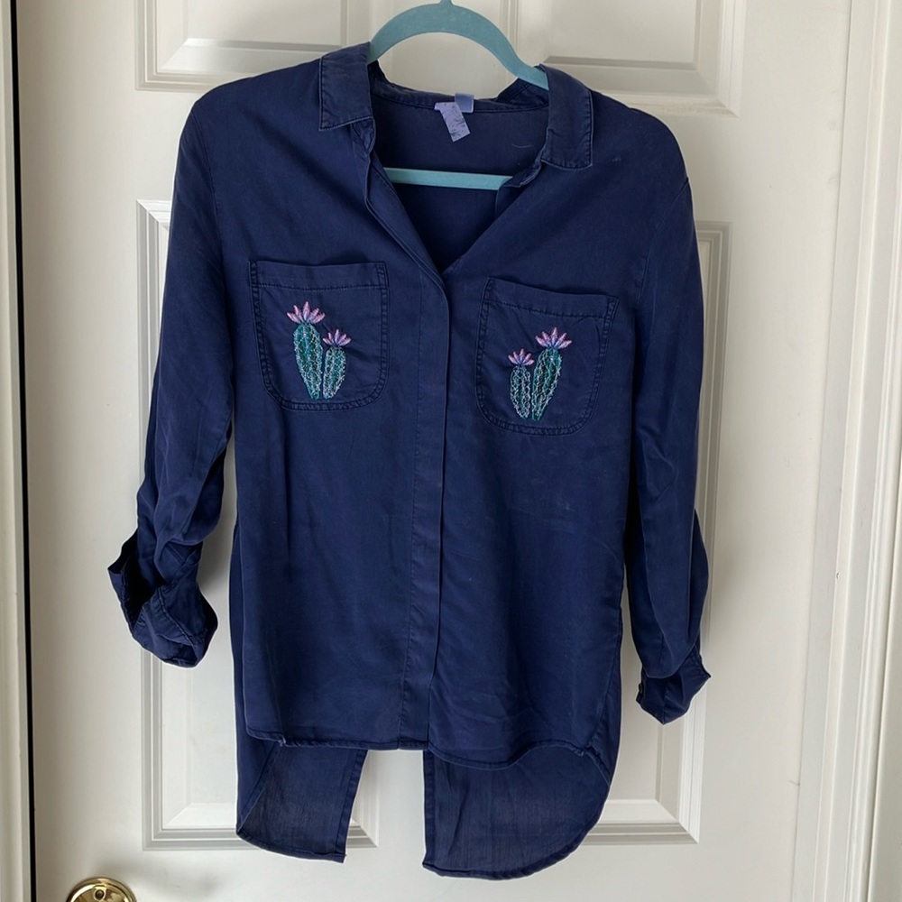 Francesca’s Blouse with embroidered cactus pockets & split back shirttail detail